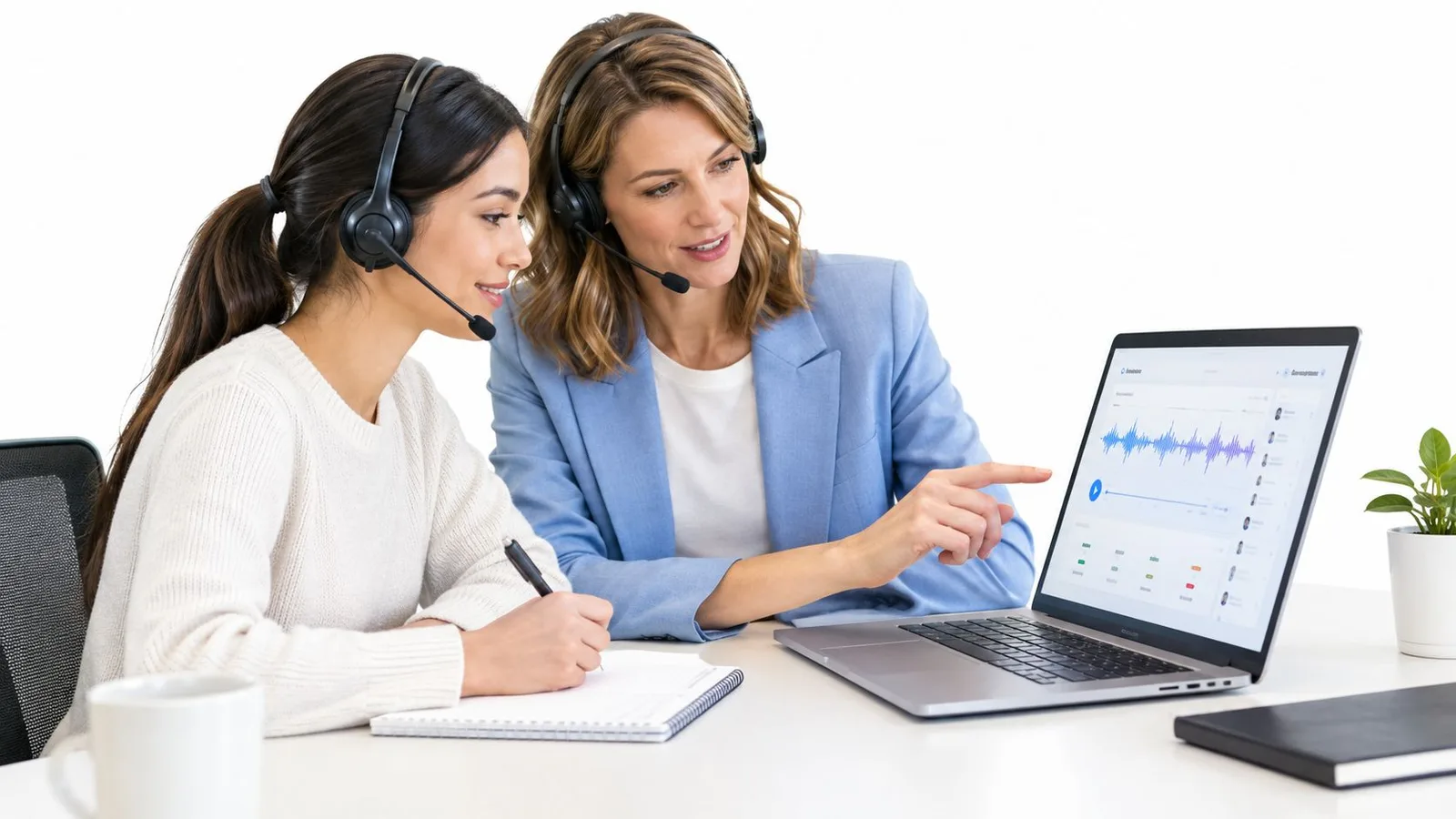 Une superviseure explique les détails d'un enregistrement d'appel à une nouvelle employée du service client.