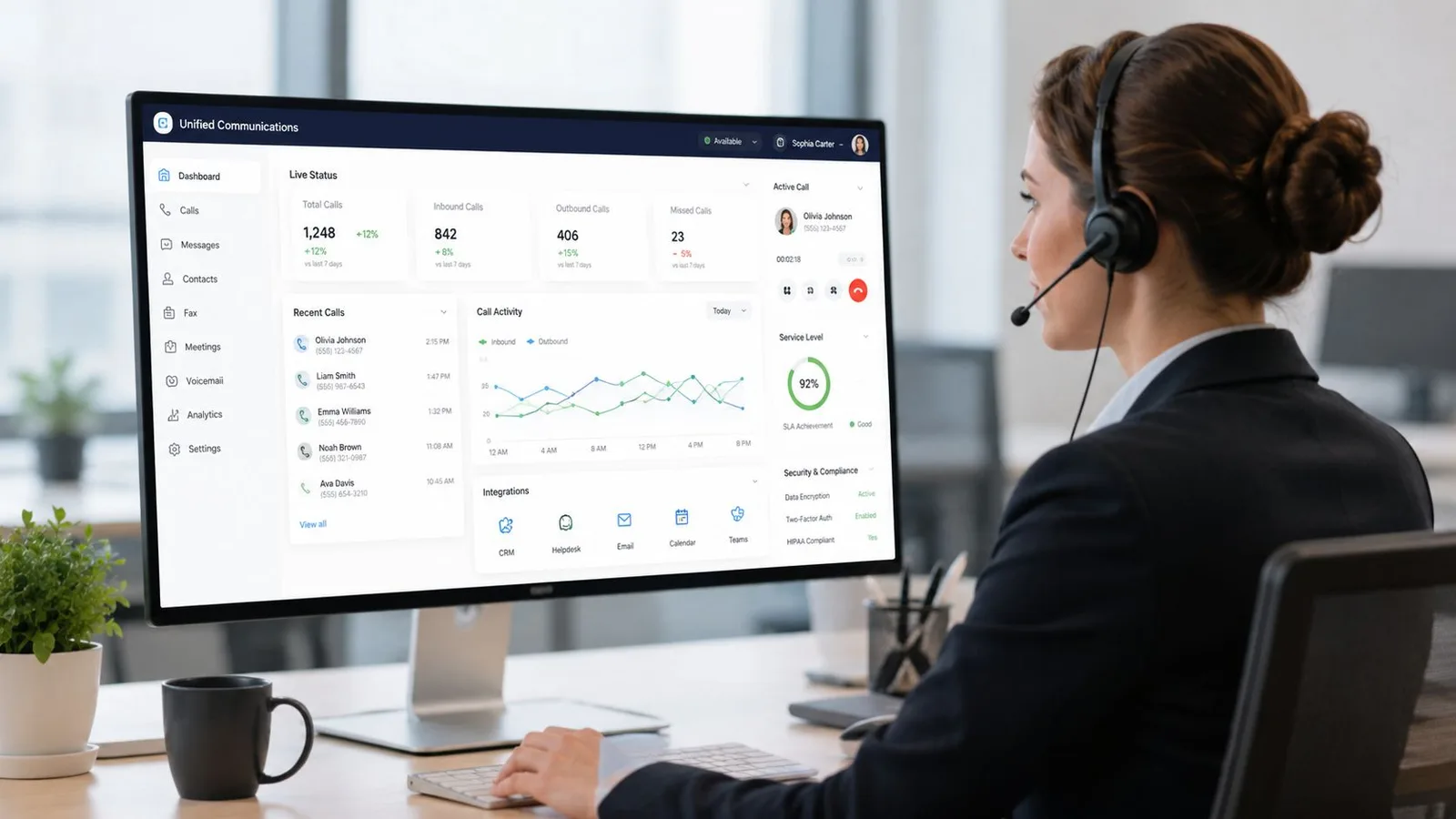 Une employée de bureau avec un casque utilise un tableau de bord de téléphonie d'entreprise sur écran.