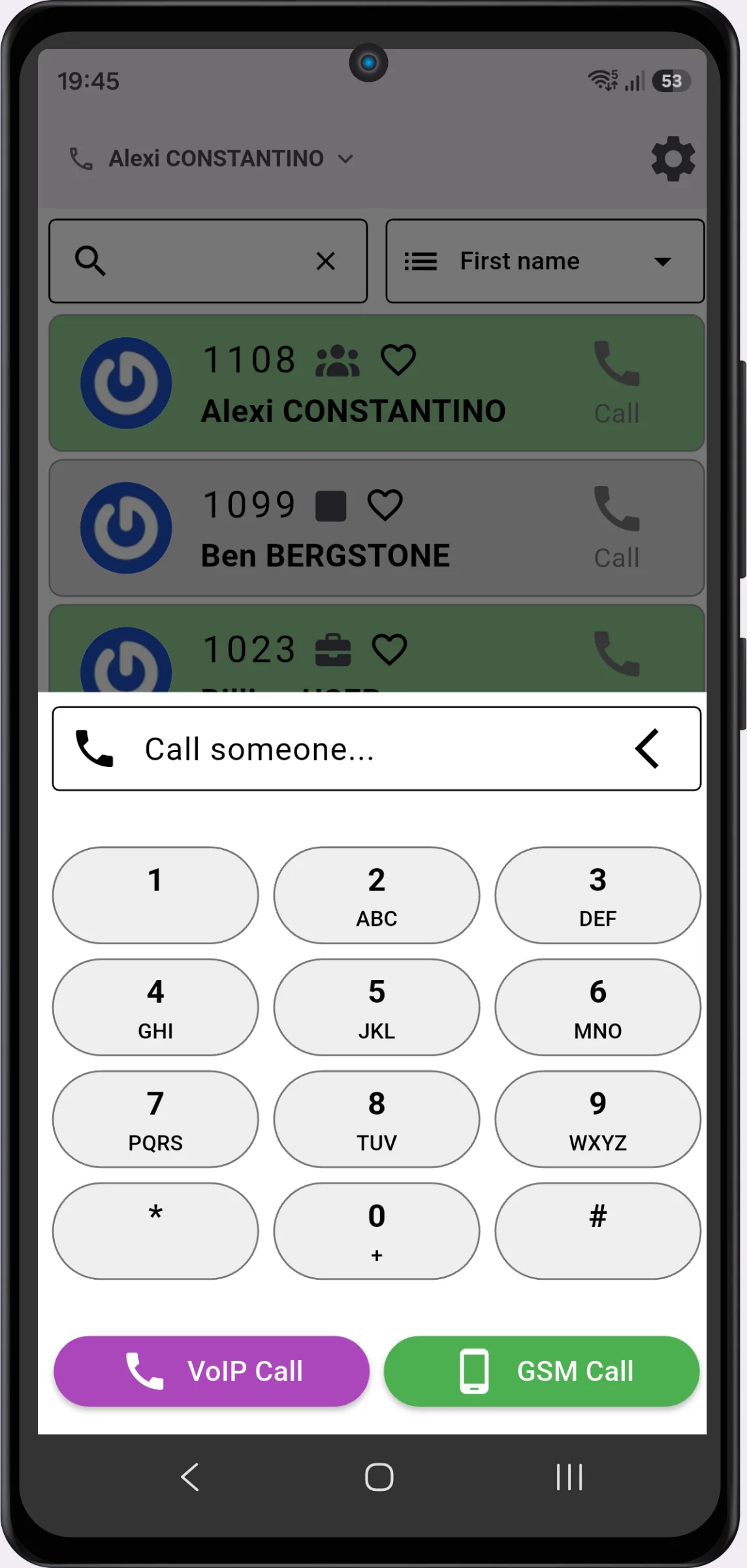 Die Voxbi Mobile-App mit Kontaktliste und Wähltastatur, mit Anrufoptionen über VoIP und GSM.