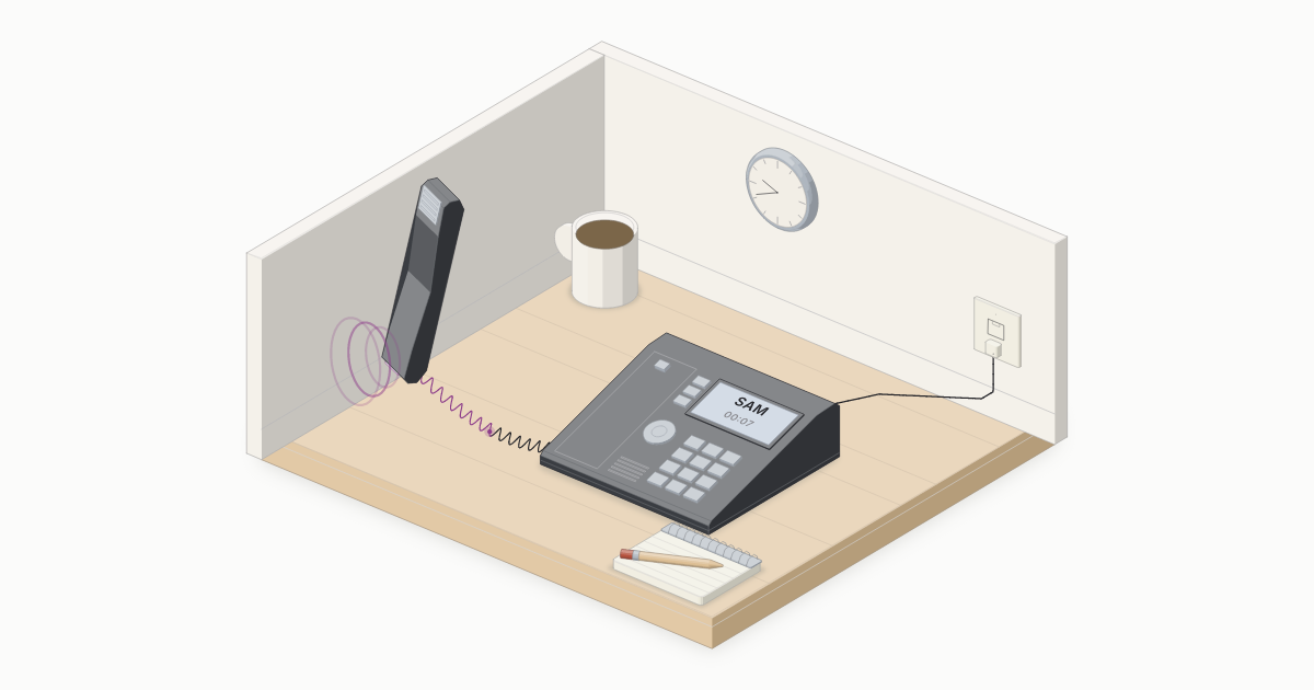 Ein Tischtelefon im Büro auf einem Schreibtisch, der Hörer abgenommen, die Spiralschnur lila beleuchtet, wo Ihre Stimme hinunter ins Telefon läuft